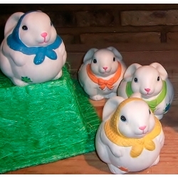 4 Conejos de terracota, 4 colores stdos. aprox 12x10 cms 